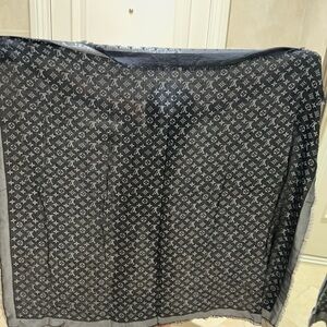 LV scarf、in black and silver thread good condition